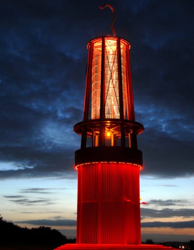 Das Foto zeigt das Geleucht, eine überdimensionale Grubenlampe auf der Halde Rheinpreußen. Die 28 Meter hohe Aussichtsplattform der Landmarke ist begehbar.      