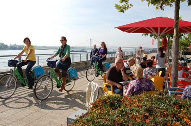 Ansicht der Rheinpromenade in Emmerich auf der Oranier-Fahrradroute von Lingen über Apeldoorn nach Moers