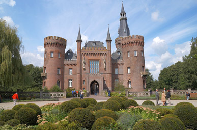 Schloß Moyland Frontalansicht des Schloßes in Bedburg-Hau auf der Oranier-Fahrradroute von Lingen über Apeldoorn nach Moers