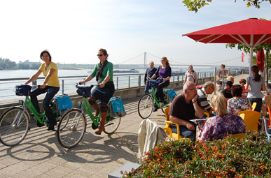 Ansicht der Rheinpromenade in Emmerich auf der Oranier-Fahrradroute von Lingen über Apeldoorn nach Moers