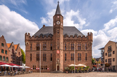 Blick auf das Rathaus und den Rathausplatz in Kalkar auf der Oranier-Fahrradroute von Lingen über Apeldoorn nach Moers