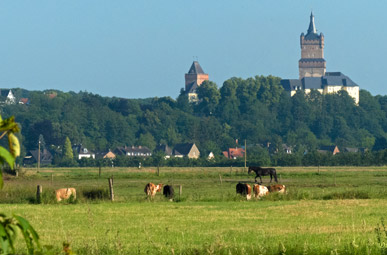 Aussicht über Felder bis zur Schwanenburg in Kleve auf der Oranier-Fahrradroute von Lingen über Apeldoorn nach Moers