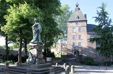 Blick auf das Schloß Moers auf der Oranier-Fahrradroute von Lingen über Apeldoorn nach Moers