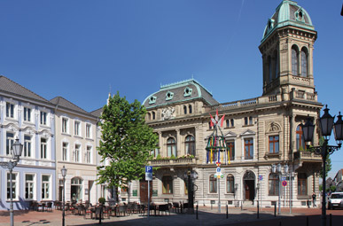 Das Foto zeigt das Underberg Palais. Das Gebäude wurde von 1878 bis 1880 erbaut. Heute wird das Palais für repräsentative Zwecke genutzt.