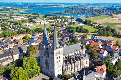 Blick aus der Vogelperspektive über die Stadt Xanten auf der Oranierfahrradroute von Lingen über Apeldoorn nach Moers